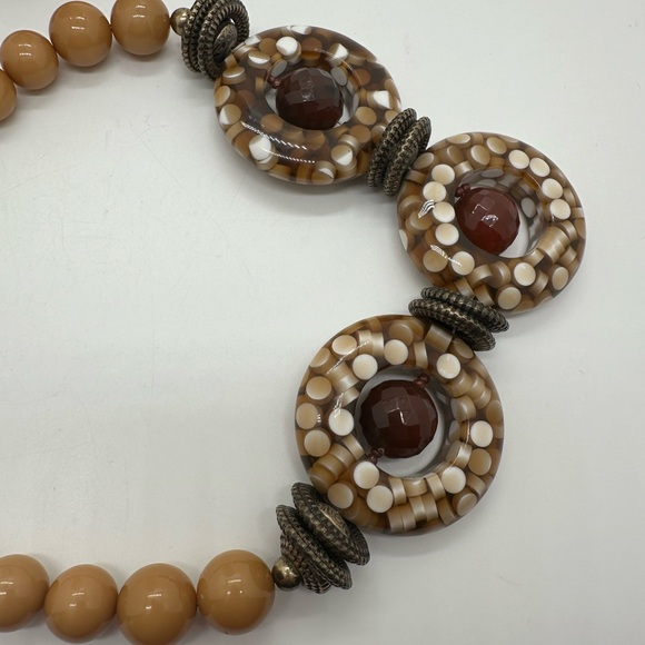 Large statement beaded gold-tone fashion necklace - Picture 5 of 6